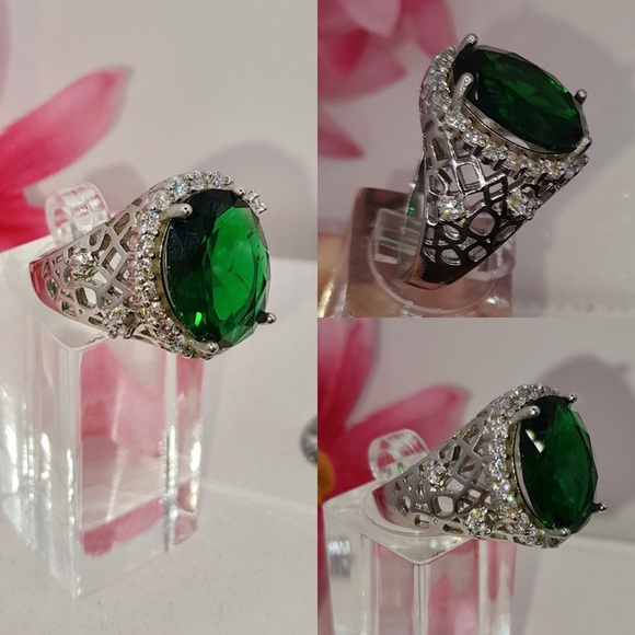 Stunning Emerald Zircon Chunky Cocktail Ring - Picture 9 of 11